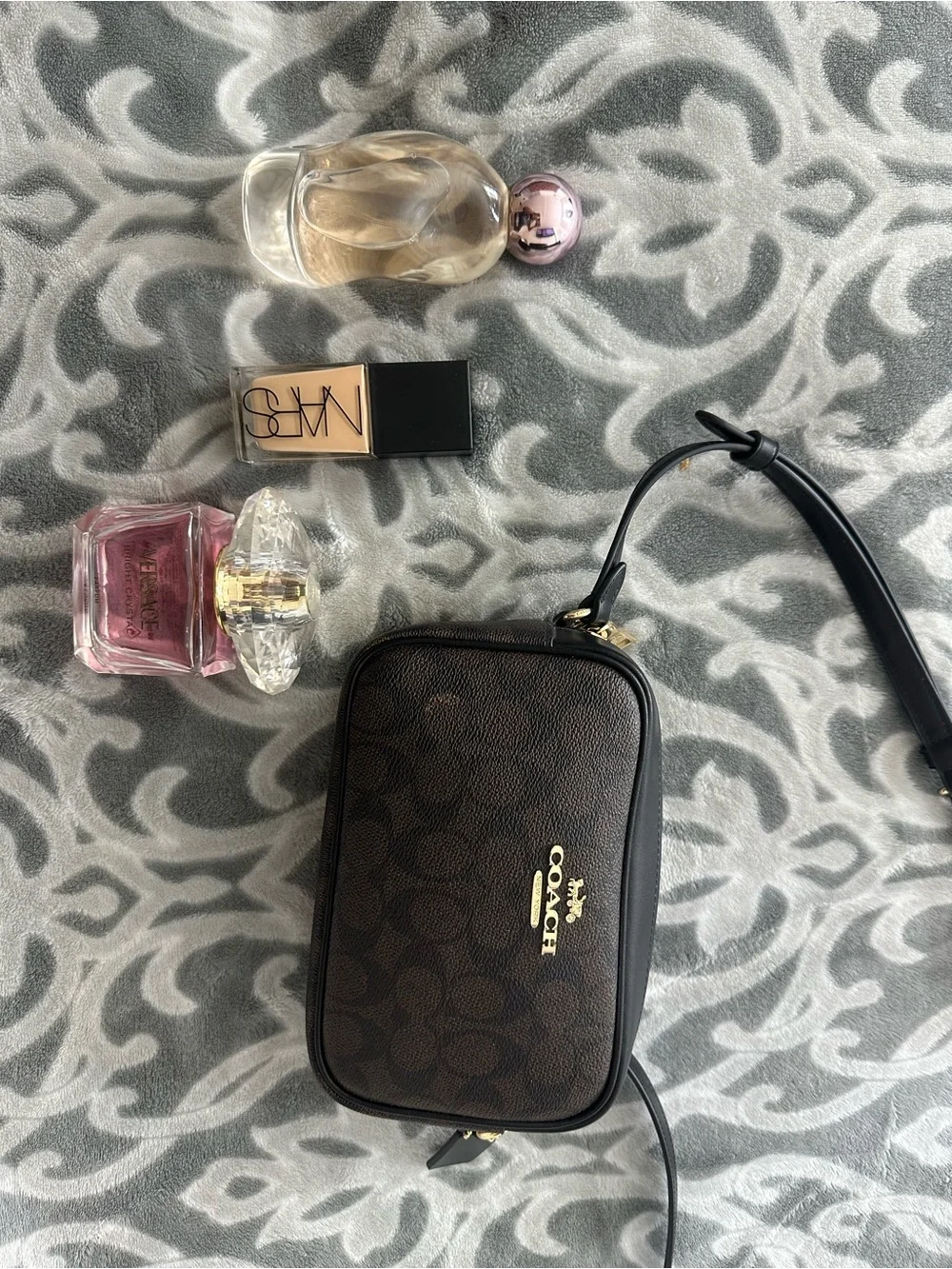 Mini bag coach, cosmic Kylie Jenner, Versace and NARS
